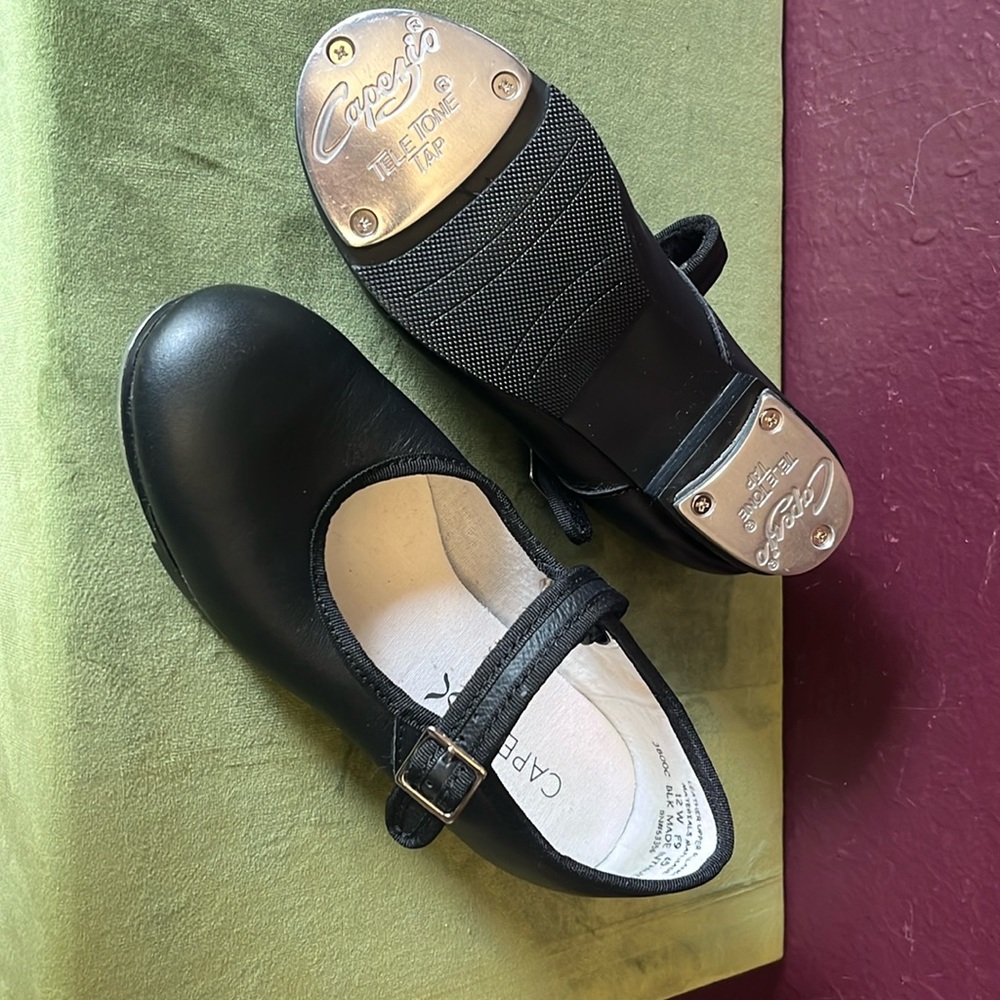 Capezio tap shoes sz 12 Wide for little girls. NWOT never used